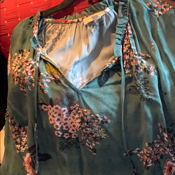 Floral bell sleeve blouse - Picture 3 of 9